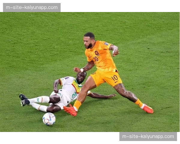 荷兰医疗团队密切关注德容 范加尔已准备中场备选方案